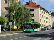 Graz. Wagen 77 der Graz Linien ist hier am 01.06.2023 als Linie 34 nach Opernring in der Neuholdaugasse zu sehen.