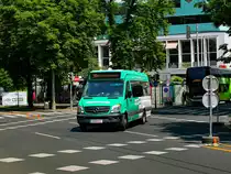Graz. Ein Mercedes Sprinter von Dr. Richard ist hier am 02.06.2023 als Linie 30 beim einbiegen in den Opernring zu sehen.