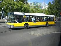 MAN Niederflurbus 2. Generation auf der Linie 284 am S+U-Bahnhof Rathaus Steglitz.