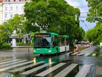 Graz. Kurz nach einem heftigen Regenschauer am 04.06.2023, fährt der Wagen 108 der Graz Linien als Linie 34 nach Thondorf, hier bei der Haltestelle Opernring.