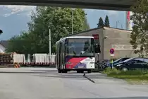 Mercedes-Benz Intouro von Postbus (BD-14448) ist am Bhf. Hallein für einen weiteren Einsatz abgestellt. Aufgenommen 19.5.2023.