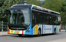 Ein Volvo Elektrobus Multiplicity Wagen 119 ist hier am 22.5.2023 auf der Linie 14 in Luxembourg in Höhe der bekannten Kasematten nach Cessange unterwegs.