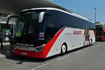 Setra S 517 HD von Blaguss, an der Haltestelle auf dem Busparkplatz Sch�nbrunn in Wien aufgenommen. 06.2023