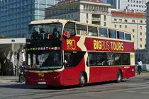 UNVI Urbis Sightseeing von BIGBUS Tours, macht mit seinen Gästen eine Stadtrundfahrt durch Wien. 06.2023