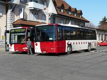 tpf - Fototermin mit dem Volvo 8700 Nr.5 FR 300258 und dem Mercedes Citaro Nr.79 FR 300348 sowie dem Chauffeur des Citaros bei der Haltestelle vor dem Bahnhof in Romont am 28.02.2009