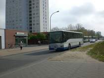 Mercedes-Benz O 550 (Integro) auf Betriebsfahrt an der Haltestelle Am Stern Johannes-Kepler-Platz.