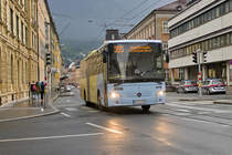 Mercedes-Benz Intouro von Reisebüro Breuss (MD-449MP) in der neuen zweifarbigen Lackierung des VVT (Verkehrsverbund Tirol), eingesetzt als Linie 355 (vormals 4176) in Innsbruck, Maximilianstraße. Aufgenommen 9.8.2023.