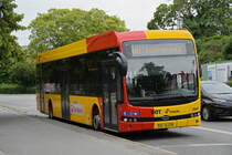 BYD Bus 3047, auf der Linie 68 wartet an einer Haltestelle in der Oster Voldgade.