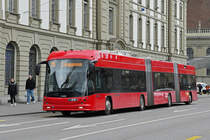 Hess Trolleybus 49, auf der Linie 20, überquert am 17.04.203 den Bubenbergplatz.