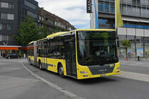 MAN Lion City 140 der STI, auf der Linie 1, fährt am 10.08.2023 zur Haltestelle beim Bahnhof Thun.