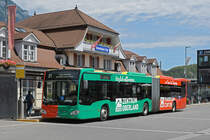 Mercedes Citaro 713 der STI mit der Werbung für den Panorama Center, auf der Linie 21, wartet am 31.07.2023 an der Endstation beim Bahnhof Interlaken Ost.