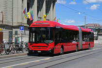 Volvo Hybridbus 238, auf der Linie 10, fährt am 20.07.2023 bei der Haltestelle Zytglogge ein.