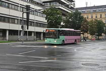 Mercedes-Benz Intouro von Reisebüro Breuss (MD-563 MP) als Linie 350 (vormals 4176) an der Haltestelle Innsbruck Landesgericht. Aufgenommen 9.8.2023.