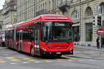 Volvo Hybridbus 213, auf der Linie 19, fährt am17.04.2023 Richtung Haltestelle Bundesplatz.