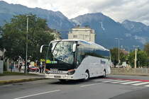 Setra S515HD von Bstieler als Schienenersatzverkehr der Brennerbahn bei der Einfahrt zum Frachtenbahnhof Innsbruck, dem Standort für SEV-Busse. Aufgenommen 10.8.2023.