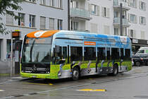 Mercedes eCitaro 32 der AAGL, auf der Linie 83 wartet am 29.08.2023 an der Haltestelle beim Bahnhof Pratteln.