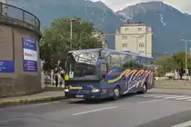 Mercedes-Benz Tourismo von Bundschuh als Schienenersatzverkehr der Brennerbahn, bei der Einfahrt zum Frachtenbahnhof Innsbruck, dem Standort für SEV-Busse. Aufgenommen 10.8.2023.