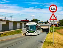 Feldkirchen-Abtissendorf. Der Wagen 3 von Matzer ist hier am 01.09.2023 als Linie 630 kurz vor dem Flughafen Graz zu sehen.
