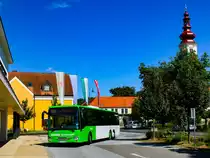 Fernitz-Mellach. Am 4. September 2023 fährt hier ein Iveco Crossway von Dr. Richard in den Erzherzog-Johann-Platz ein.