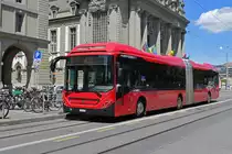 Volvo Hybridbus 877, auf der Linie 10, fährt am 20.07.2023 zur Haltestelle Zytglogge.