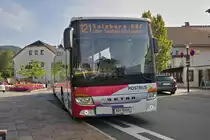 Setra S 400er-Serie von Postbus (BD-15455) als Linie 121 an der Haltestelle Mattsee Ortsmitte. Aufgenommen 24.8.2023.