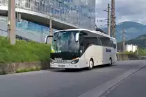Setra S 515 HD von Bstieler Busreisen als Schienenersatzverkehr der Brennerbahn in Innsbruck an der Zufahrt zum Frachtenbahnhof. Aufgenommen 10.8.2023.