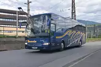 Mercedes-Benz Tourismo von Bundschuh als Schienenersatzverkehr der Brennerbahn bei der Zufahrt zum Frachtenbahnhof Innsbruck. Aufgenommen 10.8.2023.