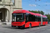 Volvo Hybridbus 236, auf der Linie 6A, fährt am 20.07.2023 zur Haltestelle Zytglogge beim Casinoplatz.

