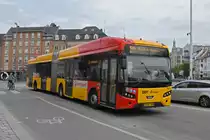 VDL Bus 1870, auf der Linie 2A, fährt am 21.06.2023 durch die Vindebrogade.