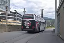 Setra S 500er Serie von Kogoj als Schienenersatzverkehr der Brennerbahn an der Zufahrt zum Frachtenbahnhof Innsbruck. Aufgenommen 10.8.2023.