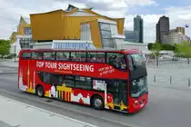 Mercedes-Benz UNVI-Urbis 2.5 DD von Top-Tour Berlin, Berlin, Philharmonie im Mai 2022.