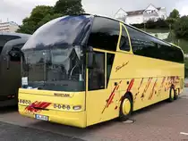 Neoplan Starliner von KB Reisen (ex Graf's Reisen) aus Deutschland im Stadthafen Sassnitz am 23.08.2020