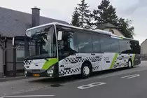 SL 5048, Iveco Crossway, von Sales Lentz steht an der Bushaltestelle in Erpeldange / Wiltz bereit die Linie U13 zur Goodyear zu bedienen. 07.2023