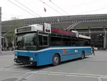 NAW Trolleybus 257, auf der Linie 4, wartet am 04.05.2010 beim Bahnhof Luzern.