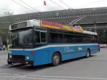 NAW Trolleybus 259, auf der Linie 4, wartet am 04.05.2010 beim Bahnhof Luzern.