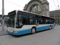 Mercedes Citaro 561, auf der Linie 19, wartet am 04.05.2010 beim Bahnhof Luzern.