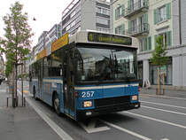NAW Trolleybus 257, auf der Linie 4, fährt am 04.05.2010 durch die Hirschmattstrasse.