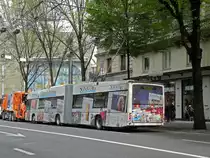 Hess Trolleybus 224, auf der Linie 8, fährt am 04.05.2010 durch die Pilatusstrasse.