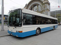Hess Bus 562, auf der Linie 19, wartet am 04.05.2010 an der Haltestelle beim Bahnhof Luzern.