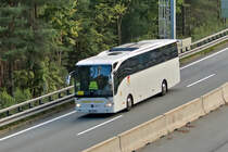 Mercedes-Benz Tourismo von Tyrol Tour als Schienenersatzverkehr der Brennerbahn auf der Brennerautobahn vor dem Bergiseltunnel bei Innsbruck. Aufgenommen 14.8.2023.