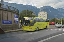 Mercedes-Benz Tourismo von Paznauntaler als Schienenersatzverkehr der Brennerbahn in Innsbruck bei der Zufahrt zum Frachtenbahnhof. Aufgenommen 10.8.2023.