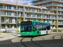Graz. Wagen 84 der Graz Linien ist hier am 19.09.2023 als Linie 65 am Jochen-Rindt-Platz zu sehen.