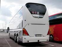 Neoplan Starliner von BusBetriebe Wismar aus Deutschland (ex Wiewel/D) im Stadthafen Sassnitz am 23.08.2020