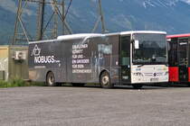 Mercedes-Benz Intouro von Ledermair (SZ-928KX) ist bei der Bahnhst. Hall-Thaur abgestellt. Aufgenommen 30.8.2023.