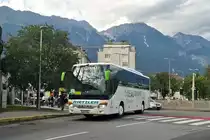 Setra S 415 GT-HD von Rietzler als Schienenersatzverkehr der Brennerbahn an der Zufahrt zum Frachtenbahnhof in Innsbruck. Aufgenommen 10.8.2023.