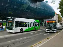 Graz. Am 22.09.2023 wurde das Projekt  move2zero  der öffentlichkeit präsentiert, bei welcher ein Wasserstoffbus von Hyundai und ein Batterieelektrischer Bus von MAN im Planeinsatz eingesetzt werden. Hier ein Foto vor dem Kunsthaus der beiden Fahrzeuge.
