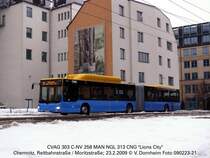 eine meiner ersten Einsatzaufnahmen eines der (bis jetzt) vier neuen Erdgasbusse der CVAG. 303 erscheint mir als zuverlssigster, den habe ich am hufigsten gesehen. Als Bildhintergrund die  Hinterhofseite  des  Kulturkaufhauses 