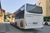 Die ehemalige Zugehörigkeit zum Verkehrsverbund Oberösterreich dieses Irisbus Crossway von Postbus (BD-14019) erkennt man noch an Resten der Beklebung am Heck. Aufgenommen 16.8.2023 am Bhf. Steinach am Brenner. 