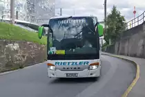 Setra S 415 GT-HD von Rietzler als Schienenersatzverkehr der Brennerbahn an der Zufahrt zum Frachtenbahnhof Innsbruck. Aufgenommen 10.8.2023.