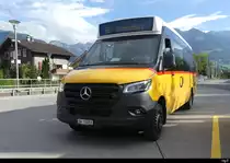 Postauto -Mercedes Sprinter  OW 10003 vor dem Bhf. Sarnen am 21.09.2023